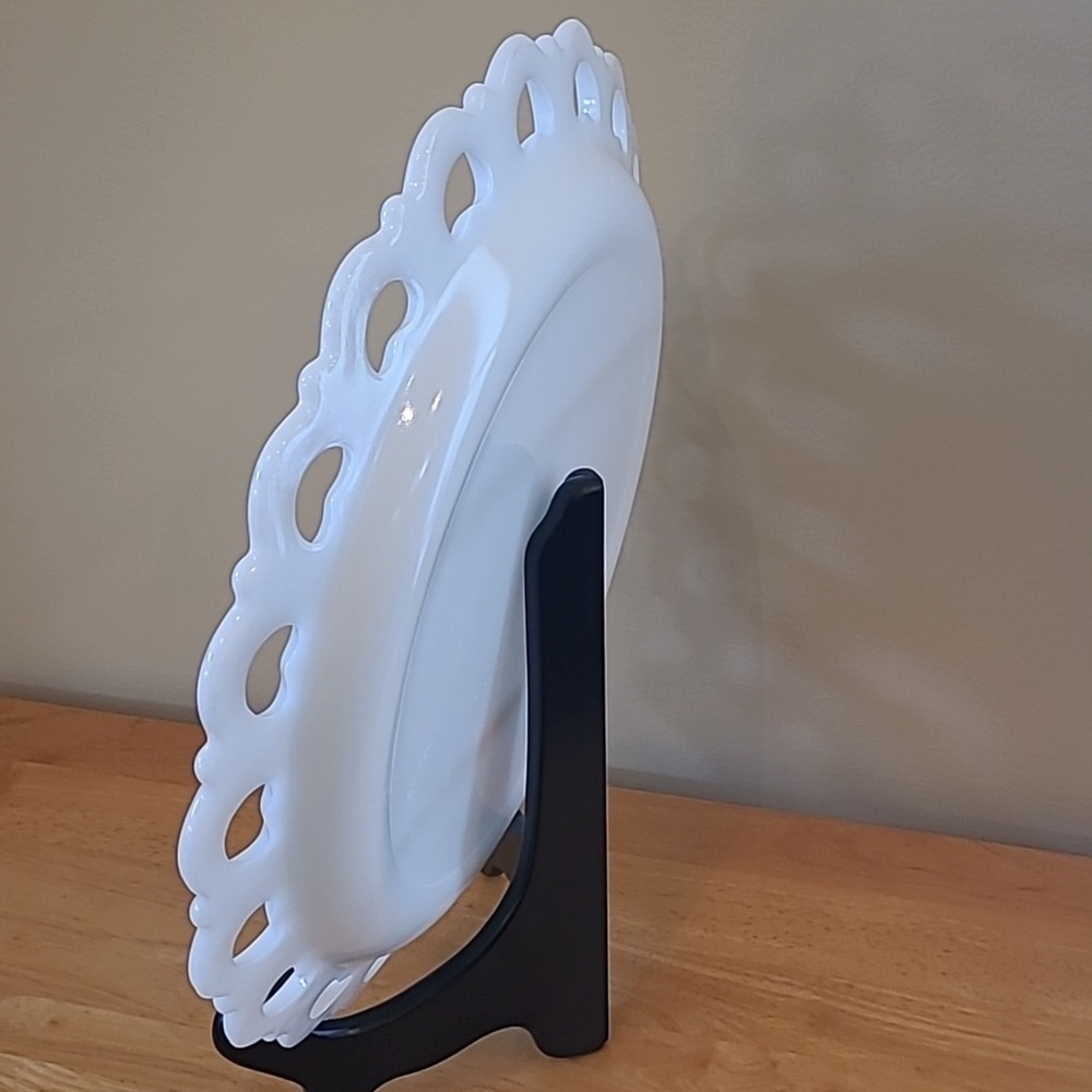 VINTAGE Milk Glass Divided Serving Platter, Scalloped Edge Heart Detail - Picture 4 of 13